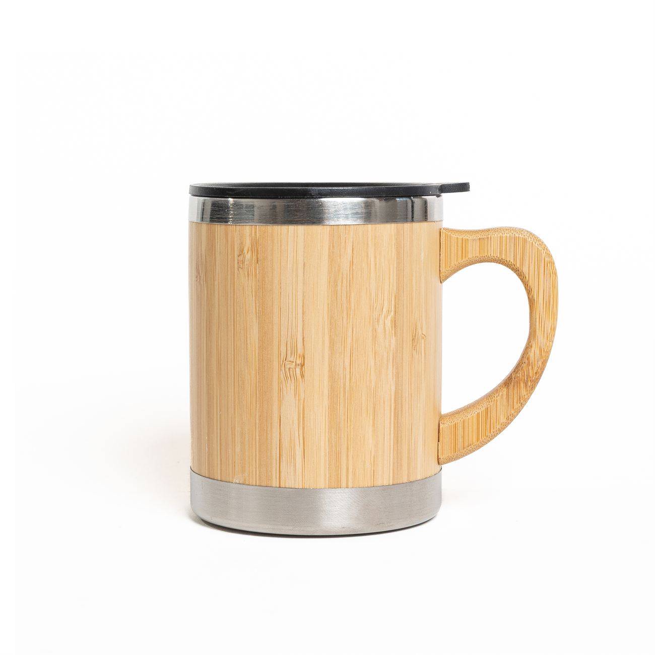 Descripción: Jarro térmico con tapa a presión y vertedor con cierre giratorio. Interior en metal. Exterior y aza en bamboo. Detalles en metal en base y antideslizante. Caja contenedora de cartón blanco