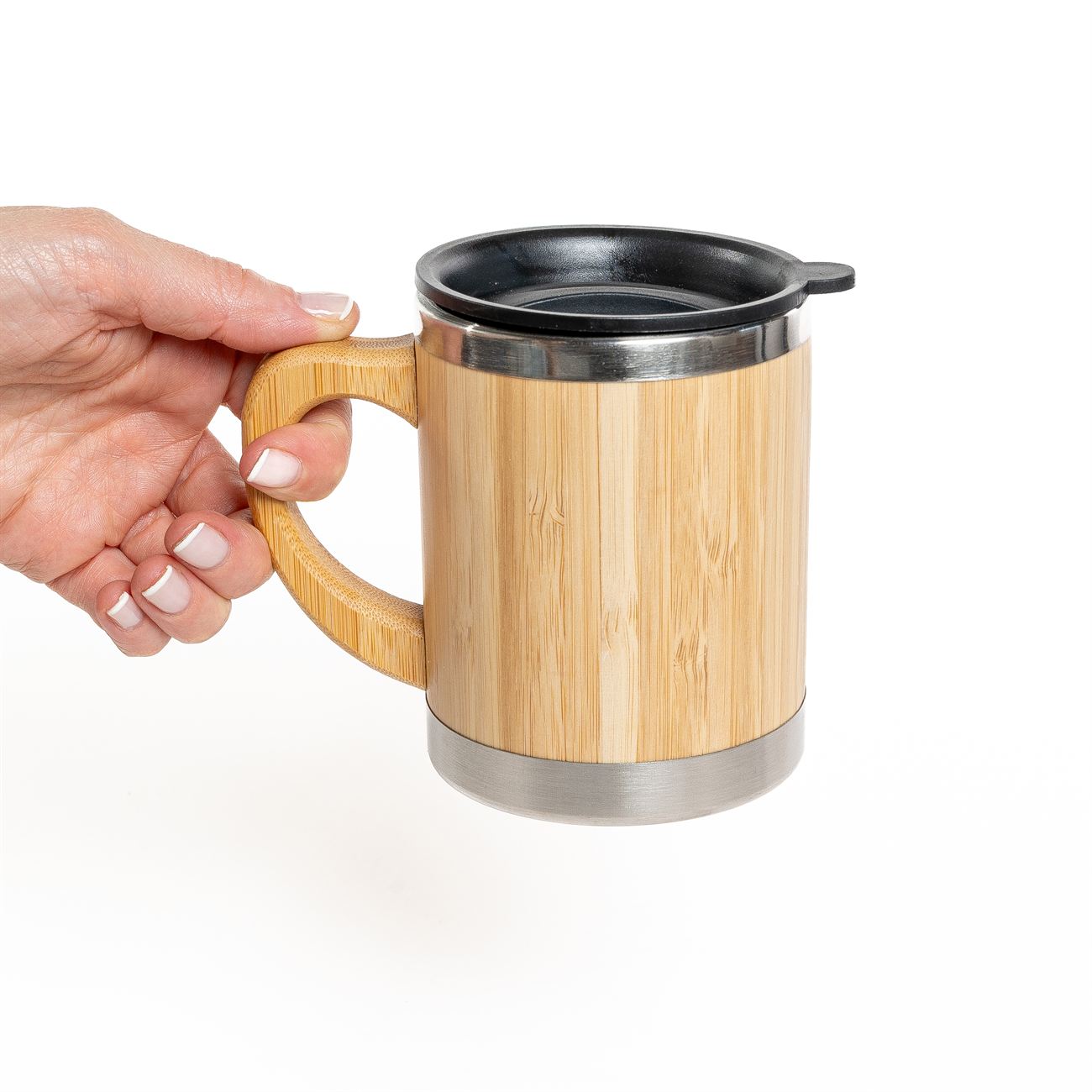 Descripción: Jarro térmico con tapa a presión y vertedor con cierre giratorio. Interior en metal. Exterior y aza en bamboo. Detalles en metal en base y antideslizante. Caja contenedora de cartón blanco