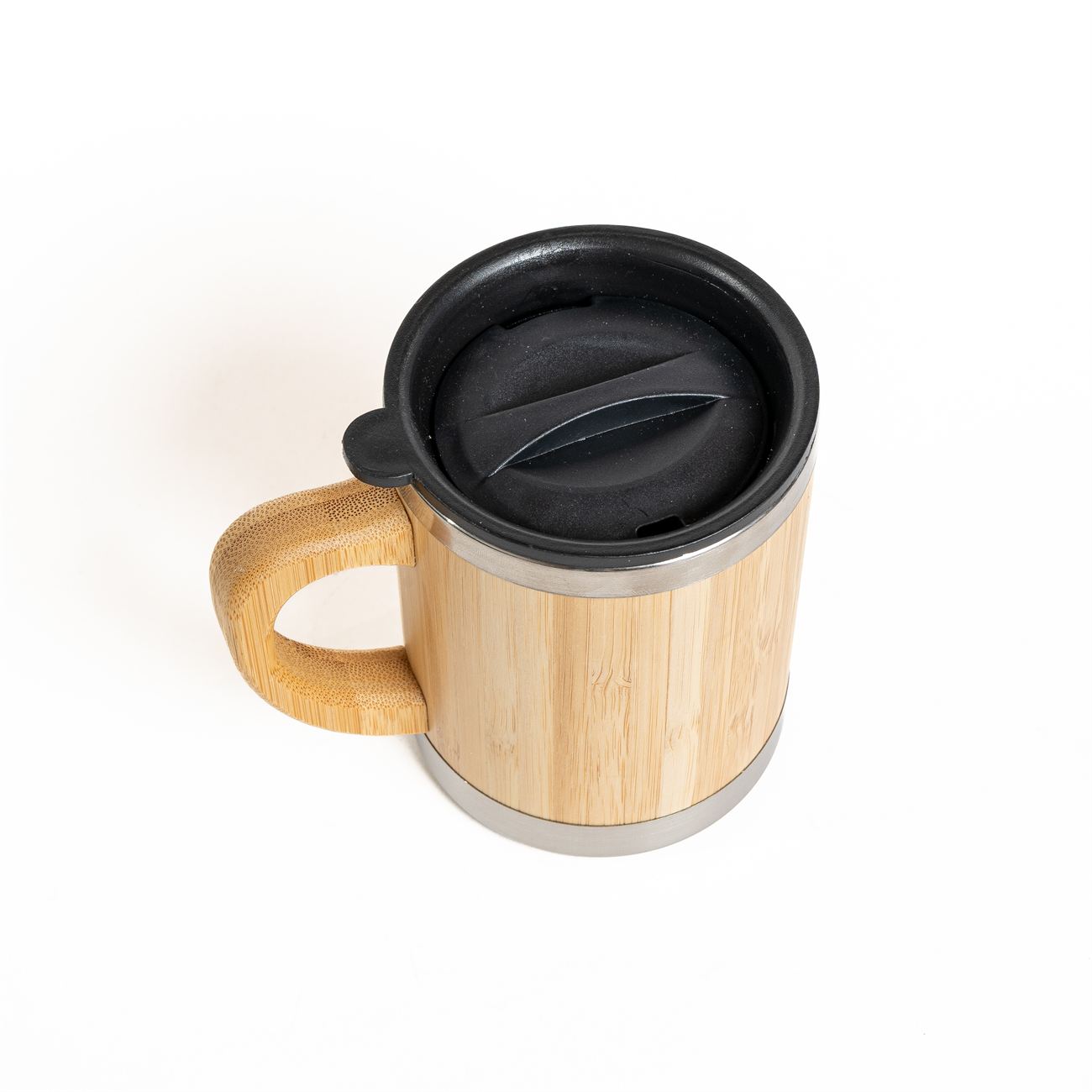 Descripción: Jarro térmico con tapa a presión y vertedor con cierre giratorio. Interior en metal. Exterior y aza en bamboo. Detalles en metal en base y antideslizante. Caja contenedora de cartón blanco