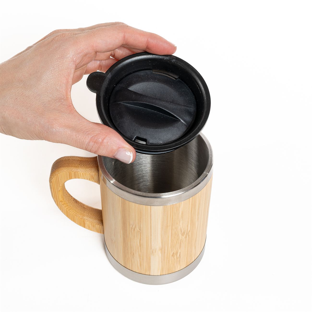 Descripción: Jarro térmico con tapa a presión y vertedor con cierre giratorio. Interior en metal. Exterior y aza en bamboo. Detalles en metal en base y antideslizante. Caja contenedora de cartón blanco
