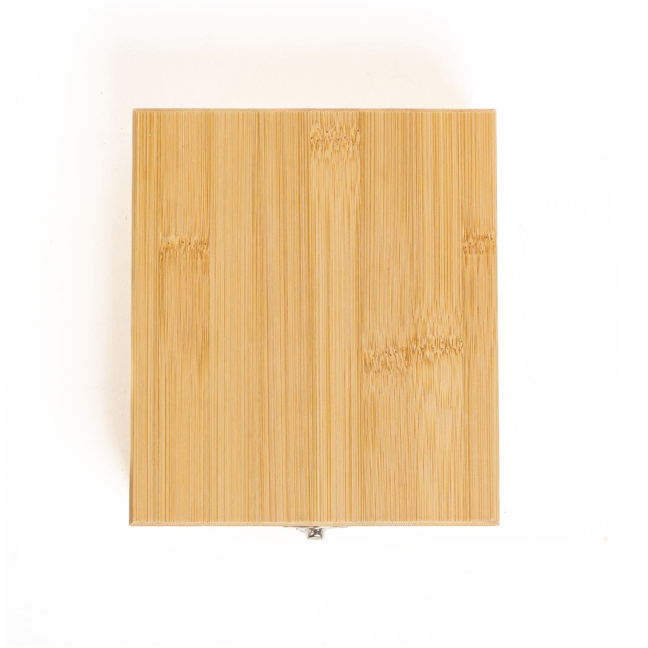 Descripción: Set de vino en caja de madera de bamboo con cierre metálico, contiene un destapador metálico, pico vertedor y tapón con detalles en madera. También un corta gota
