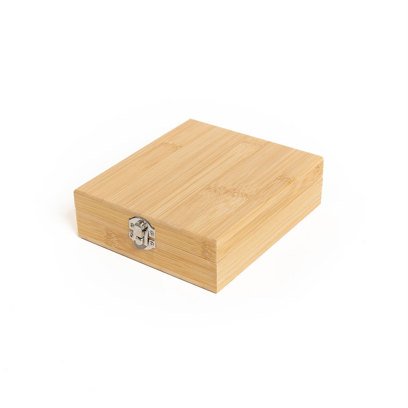 Descripción: Set de vino en caja de madera de bamboo con cierre metálico, contiene un destapador metálico, pico vertedor y tapón con detalles en madera. También un corta gota