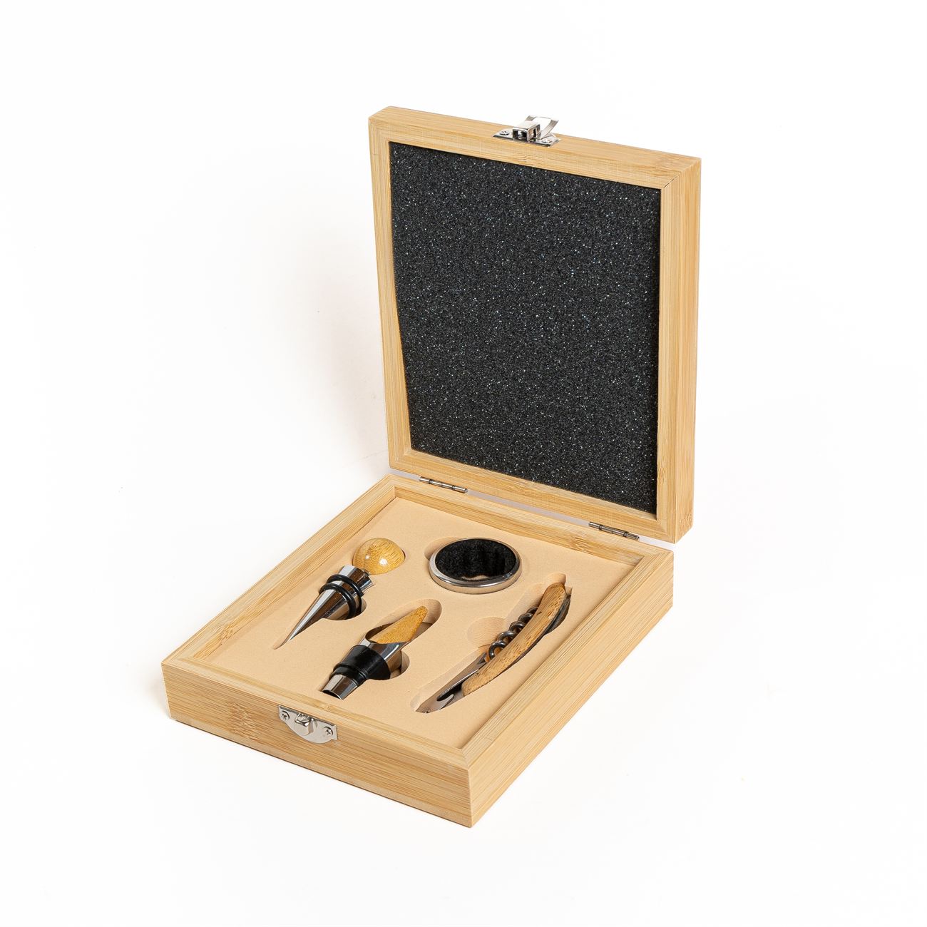 Descripción: Set de vino en caja de madera de bamboo con cierre metálico, contiene un destapador metálico, pico vertedor y tapón con detalles en madera. También un corta gota