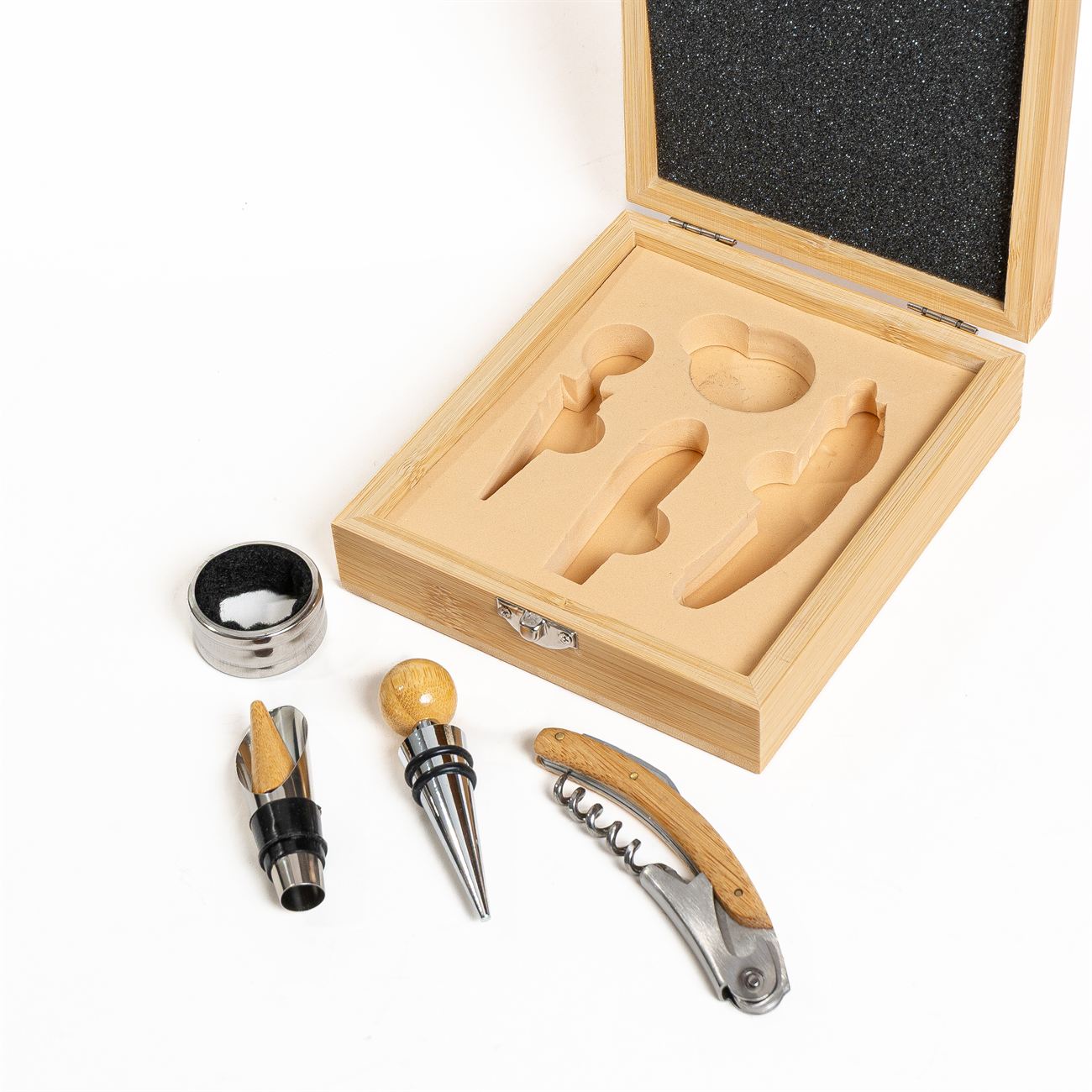 Descripción: Set de vino en caja de madera de bamboo con cierre metálico, contiene un destapador metálico, pico vertedor y tapón con detalles en madera. También un corta gota