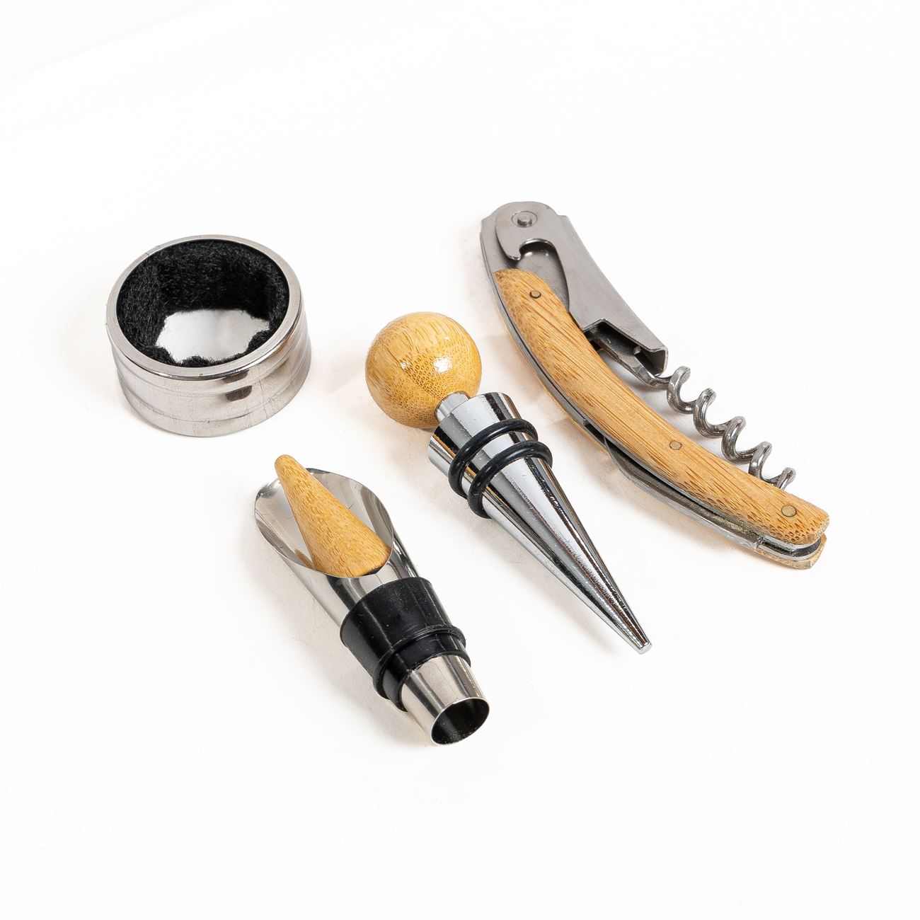Descripción: Set de vino en caja de madera de bamboo con cierre metálico, contiene un destapador metálico, pico vertedor y tapón con detalles en madera. También un corta gota