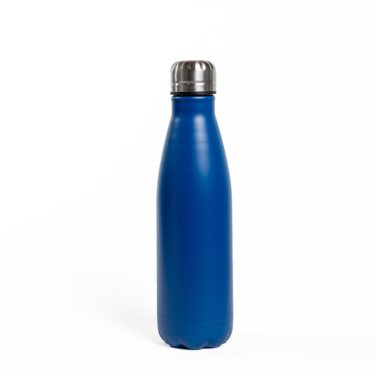 Descripción: Botella metálica pared simple de acero. Tapa a rosca con cierre hermético plástico con aro interno de silicona. Capacidad 750cc. Caja contenedora de cartón blanco