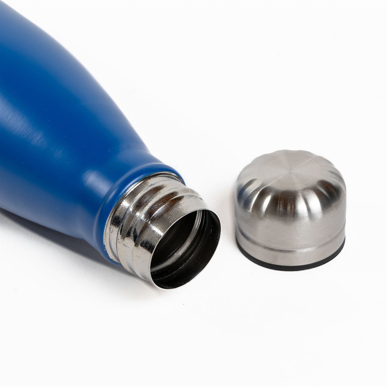 Descripción: Botella metálica pared simple de acero. Tapa a rosca con cierre hermético plástico con aro interno de silicona. Capacidad 750cc. Caja contenedora de cartón blanco