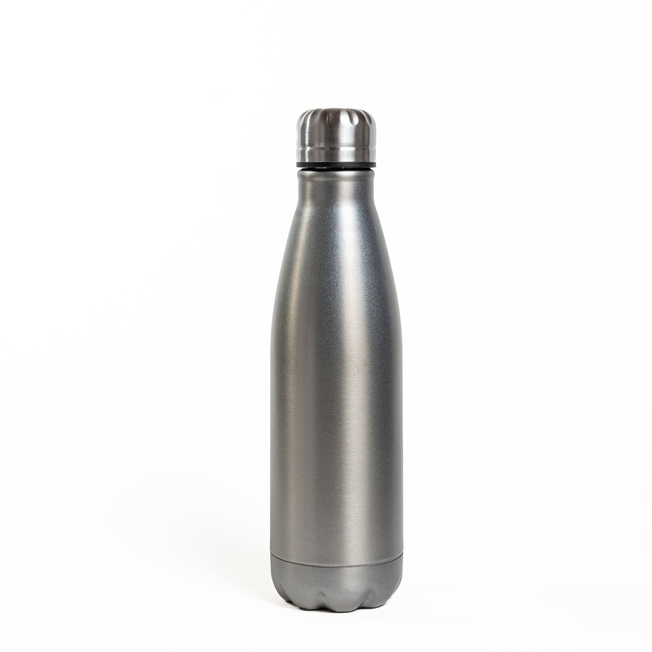 Descripción: Botella metálica pared simple de acero. Tapa a rosca con cierre hermético plástico con aro interno de silicona. Capacidad 750cc. Caja contenedora de cartón blanco