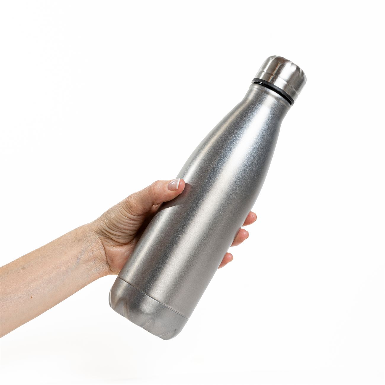 Descripción: Botella metálica pared simple de acero. Tapa a rosca con cierre hermético plástico con aro interno de silicona. Capacidad 750cc. Caja contenedora de cartón blanco
