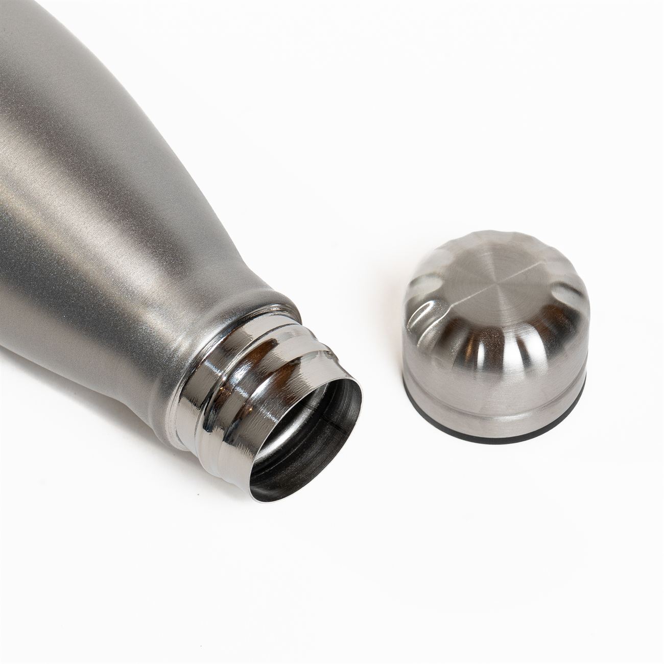 Descripción: Botella metálica pared simple de acero. Tapa a rosca con cierre hermético plástico con aro interno de silicona. Capacidad 750cc. Caja contenedora de cartón blanco