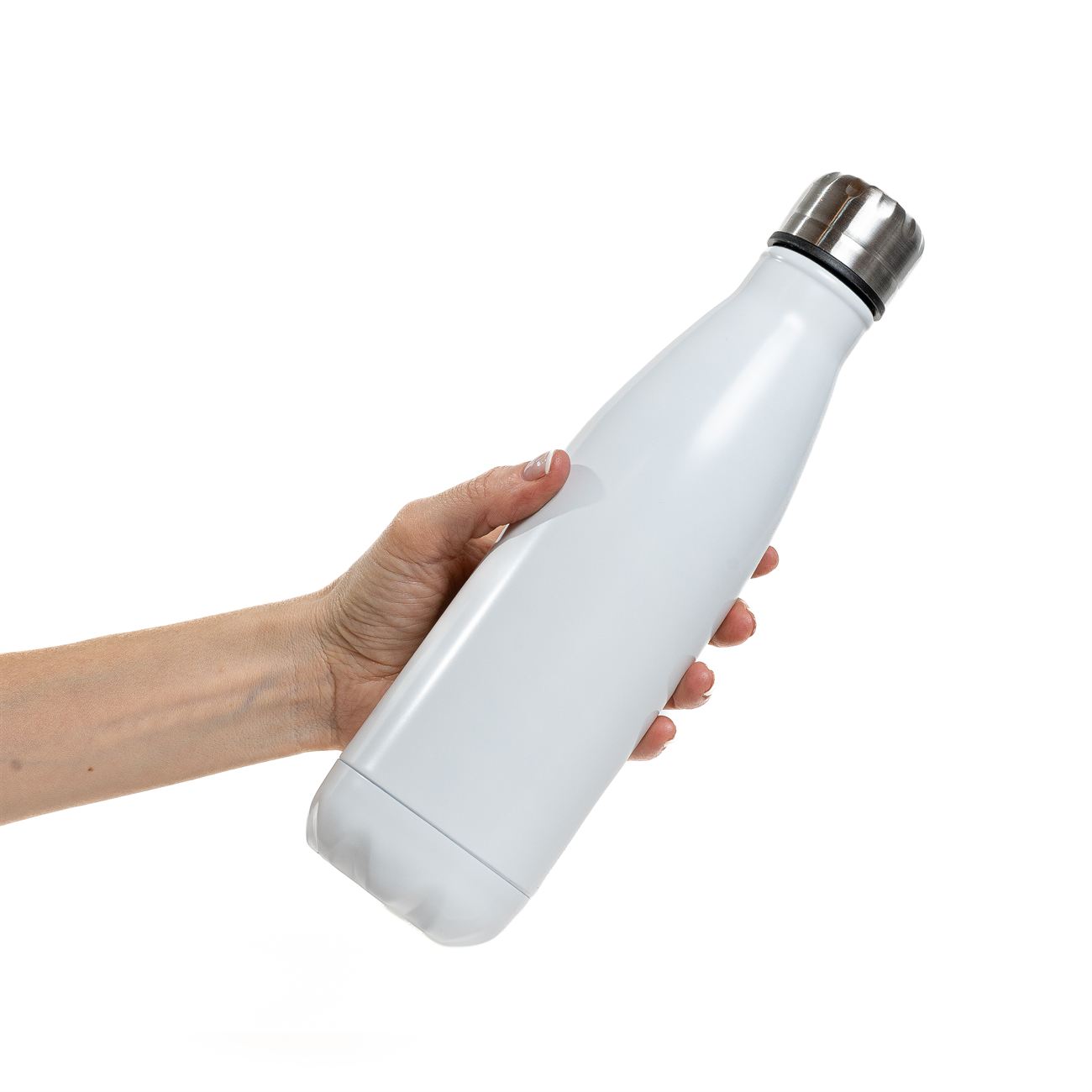 Descripción: Botella metálica pared simple de acero. Tapa a rosca con cierre hermético plástico con aro interno de silicona. Capacidad 750cc. Caja contenedora de cartón blanco