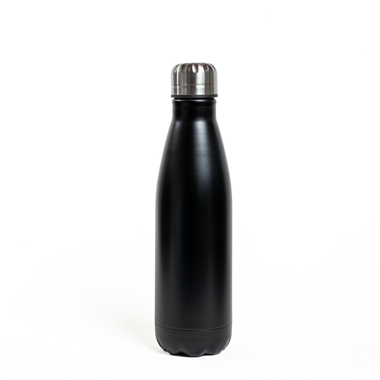Descripción: Botella metálica pared simple de acero. Tapa a rosca con cierre hermético plástico con aro interno de silicona. Capacidad 750cc. Caja contenedora de cartón blanco