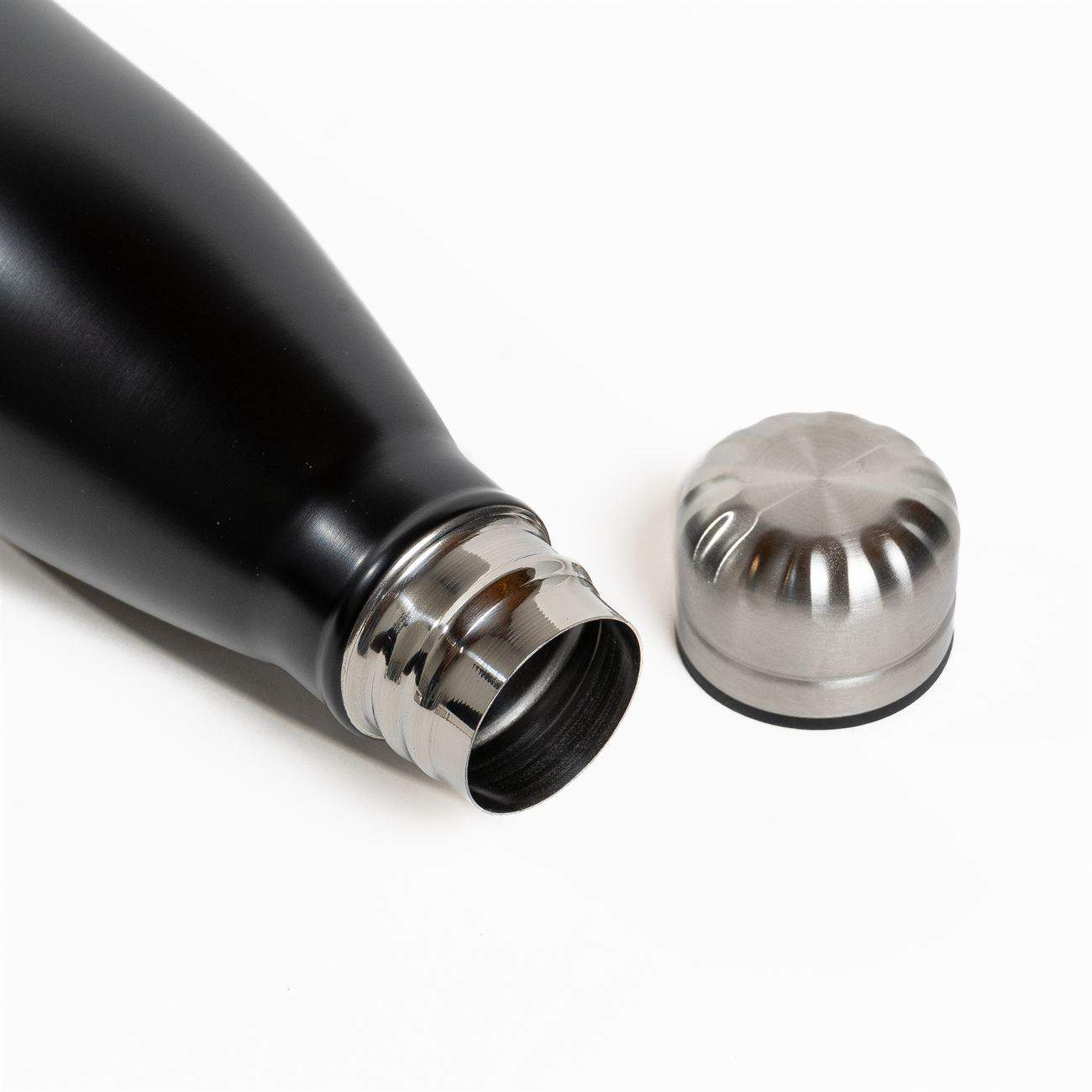 Descripción: Botella metálica pared simple de acero. Tapa a rosca con cierre hermético plástico con aro interno de silicona. Capacidad 750cc. Caja contenedora de cartón blanco