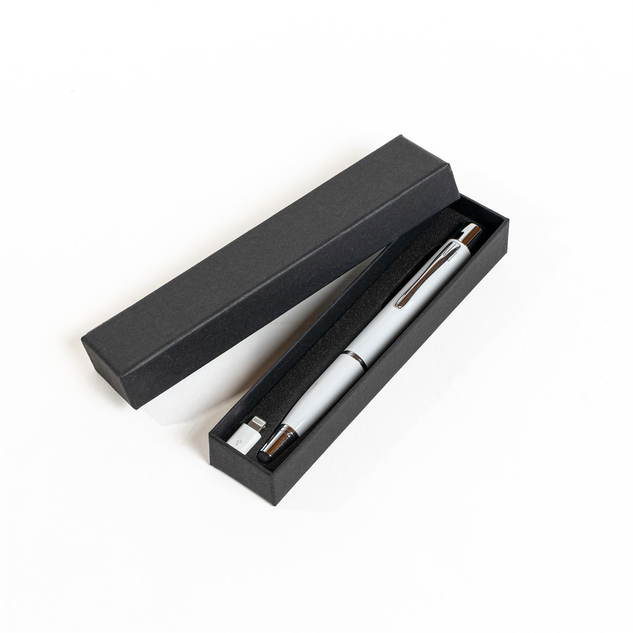 Descripción: Bolígrafo metálico con power bank integrado y touch. Puntera: Apertura del bolígrafo medio giro desde el touch. Cuerpo central Power Bank: Desenroscando el cuerpo aparece el conector para celular tipo B micro USB para la utilización de la carga (1000 mAh), provee un adaptador para I phone 5 y 6, y otro para línea S8 y S9. Removiendo un capuchón detrás del clip posee una ficha USB para su carga