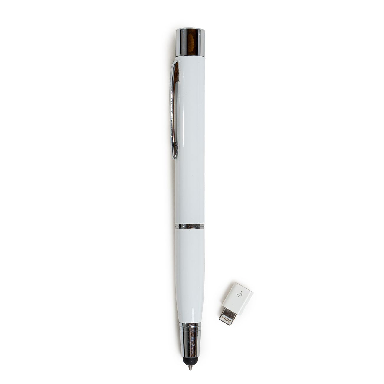 Descripción: Bolígrafo metálico con power bank integrado y touch. Puntera: Apertura del bolígrafo medio giro desde el touch. Cuerpo central Power Bank: Desenroscando el cuerpo aparece el conector para celular tipo B micro USB para la utilización de la carga (1000 mAh), provee un adaptador para I phone 5 y 6, y otro para línea S8 y S9. Removiendo un capuchón detrás del clip posee una ficha USB para su carga