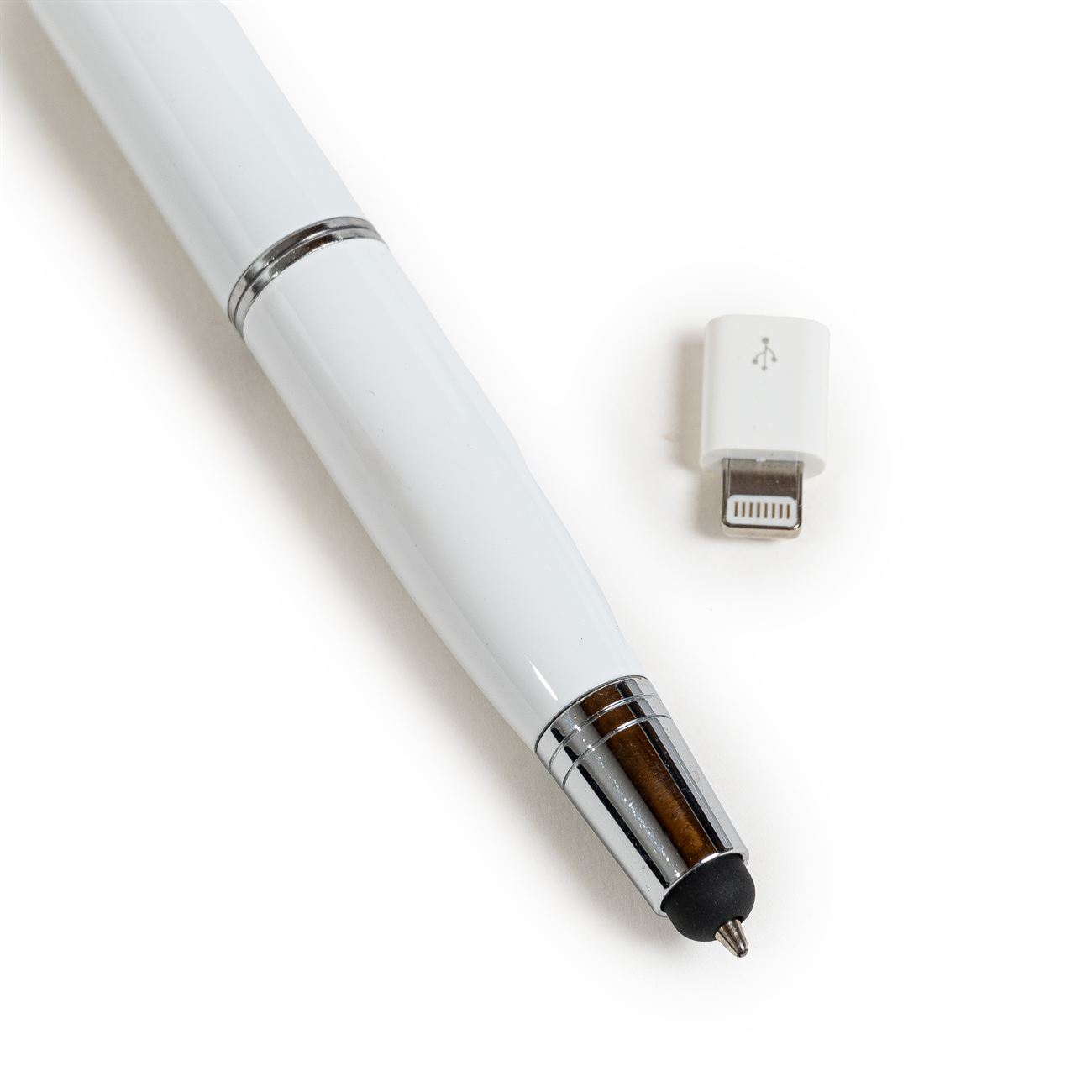 Descripción: Bolígrafo metálico con power bank integrado y touch. Puntera: Apertura del bolígrafo medio giro desde el touch. Cuerpo central Power Bank: Desenroscando el cuerpo aparece el conector para celular tipo B micro USB para la utilización de la carga (1000 mAh), provee un adaptador para I phone 5 y 6, y otro para línea S8 y S9. Removiendo un capuchón detrás del clip posee una ficha USB para su carga